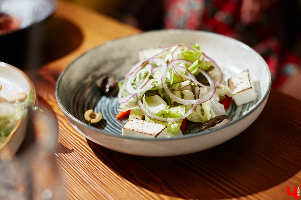 Бар и магазин «Хьюстон» – это место, где проблемы уходят на второй план. Только ли из-за обширной барной карты? Для оценки заведения с гастрономической точки зрения «Ключ-Медиа» пришлось привлечь независимый блогерский десант. Званый обед посетили сразу четверо строгих критиков.