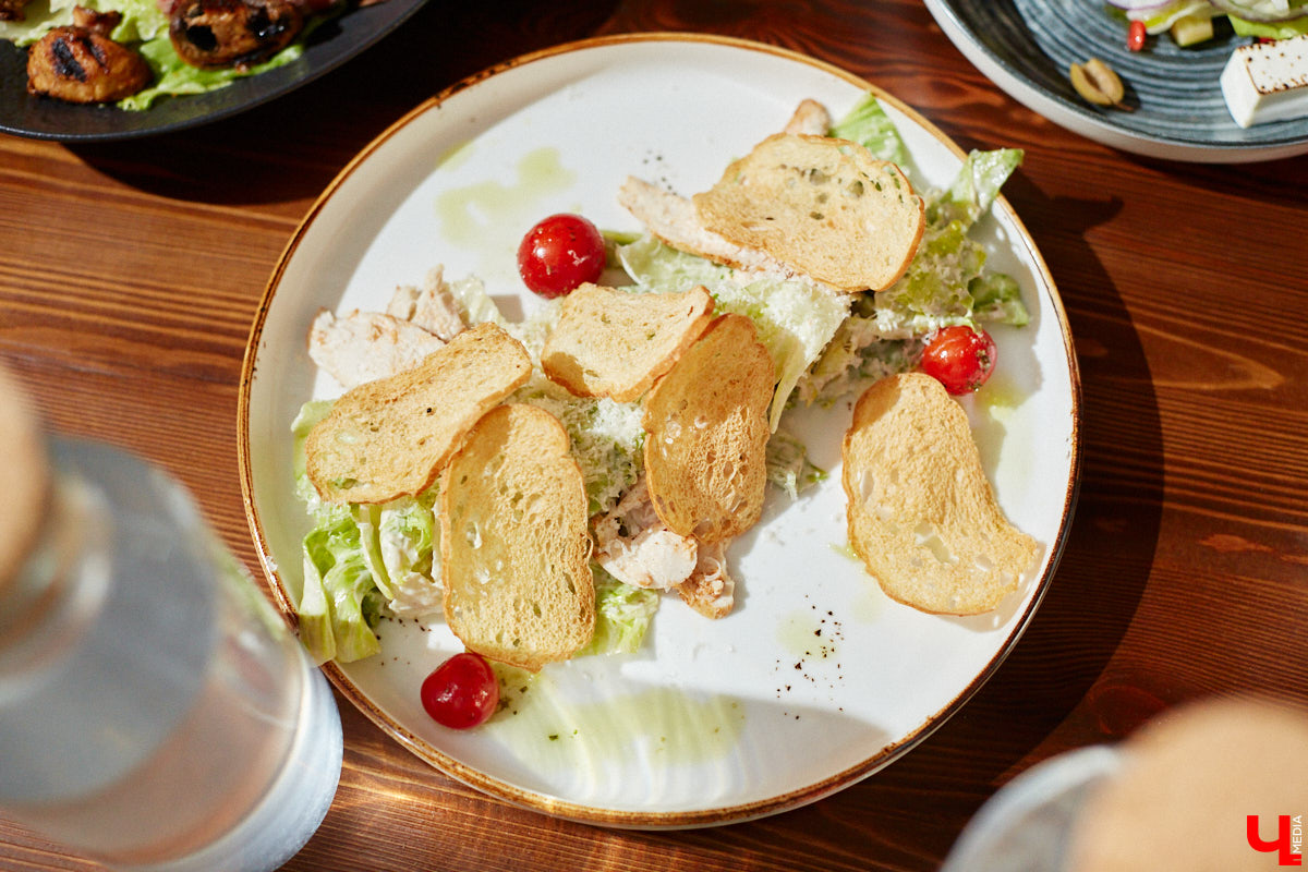 Бар и магазин «Хьюстон» – это место, где проблемы уходят на второй план. Только ли из-за обширной барной карты? Для оценки заведения с гастрономической точки зрения «Ключ-Медиа» пришлось привлечь независимый блогерский десант. Званый обед посетили сразу четверо строгих критиков.