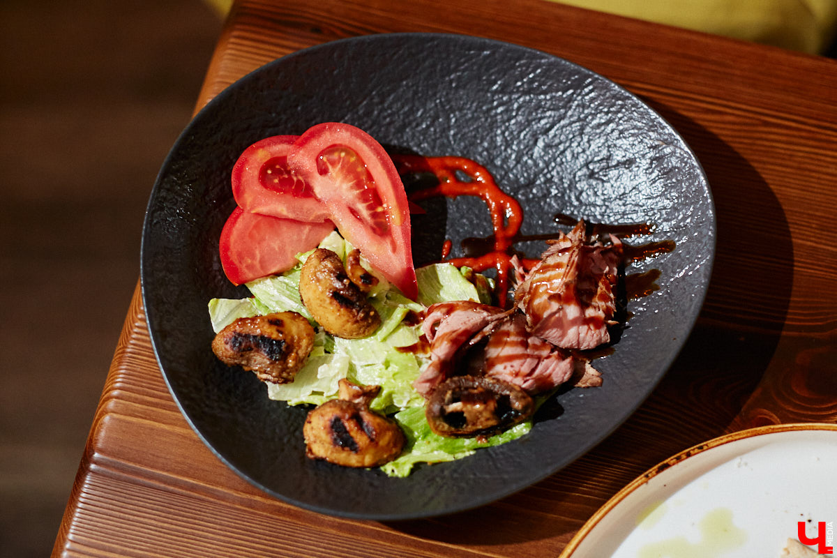 Бар и магазин «Хьюстон» – это место, где проблемы уходят на второй план. Только ли из-за обширной барной карты? Для оценки заведения с гастрономической точки зрения «Ключ-Медиа» пришлось привлечь независимый блогерский десант. Званый обед посетили сразу четверо строгих критиков.