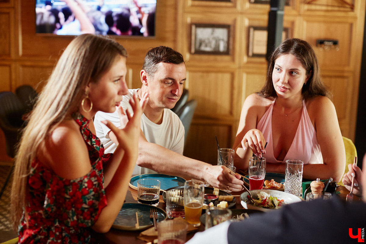 Бар и магазин «Хьюстон» – это место, где проблемы уходят на второй план. Только ли из-за обширной барной карты? Для оценки заведения с гастрономической точки зрения «Ключ-Медиа» пришлось привлечь независимый блогерский десант. Званый обед посетили сразу четверо строгих критиков.