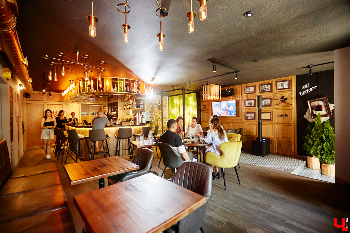 Бар и магазин «Хьюстон» – это место, где проблемы уходят на второй план. Только ли из-за обширной барной карты? Для оценки заведения с гастрономической точки зрения «Ключ-Медиа» пришлось привлечь независимый блогерский десант. Званый обед посетили сразу четверо строгих критиков.