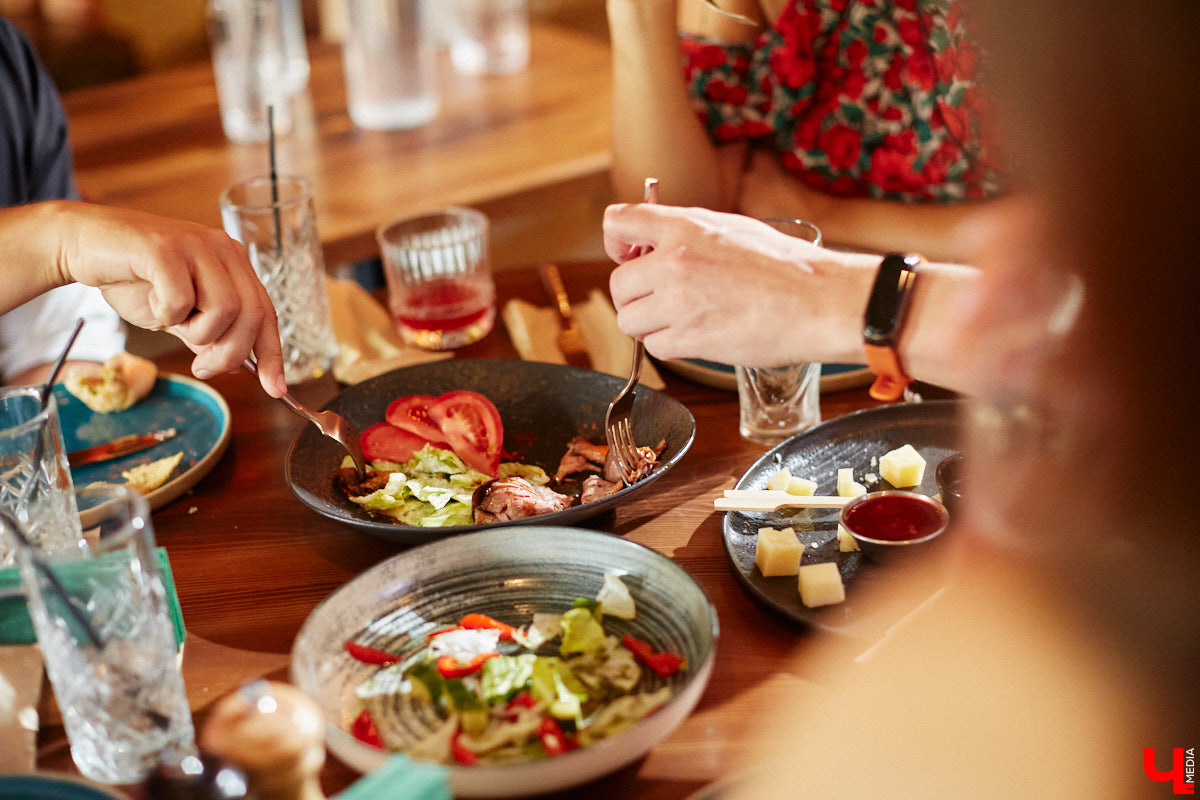 Бар и магазин «Хьюстон» – это место, где проблемы уходят на второй план. Только ли из-за обширной барной карты? Для оценки заведения с гастрономической точки зрения «Ключ-Медиа» пришлось привлечь независимый блогерский десант. Званый обед посетили сразу четверо строгих критиков.