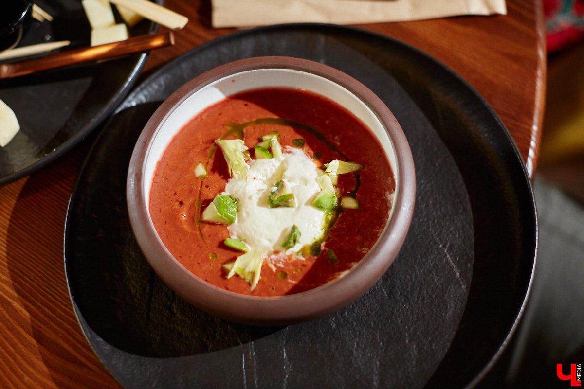 Бар и магазин «Хьюстон» – это место, где проблемы уходят на второй план. Только ли из-за обширной барной карты? Для оценки заведения с гастрономической точки зрения «Ключ-Медиа» пришлось привлечь независимый блогерский десант. Званый обед посетили сразу четверо строгих критиков.