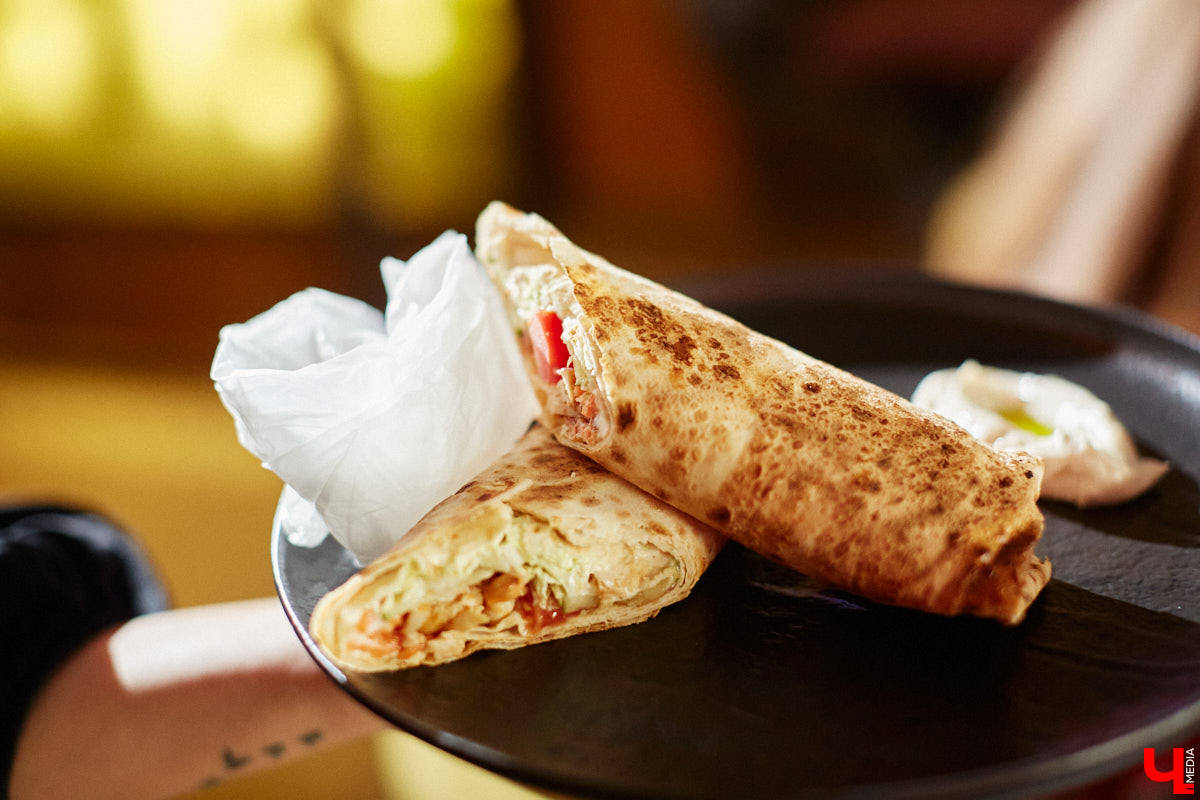 Бар и магазин «Хьюстон» – это место, где проблемы уходят на второй план. Только ли из-за обширной барной карты? Для оценки заведения с гастрономической точки зрения «Ключ-Медиа» пришлось привлечь независимый блогерский десант. Званый обед посетили сразу четверо строгих критиков.