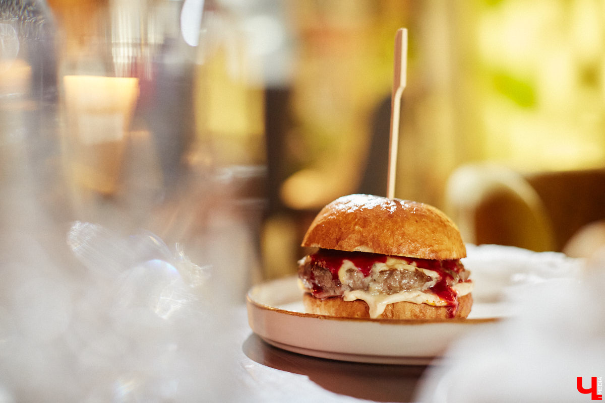 Бар и магазин «Хьюстон» – это место, где проблемы уходят на второй план. Только ли из-за обширной барной карты? Для оценки заведения с гастрономической точки зрения «Ключ-Медиа» пришлось привлечь независимый блогерский десант. Званый обед посетили сразу четверо строгих критиков.