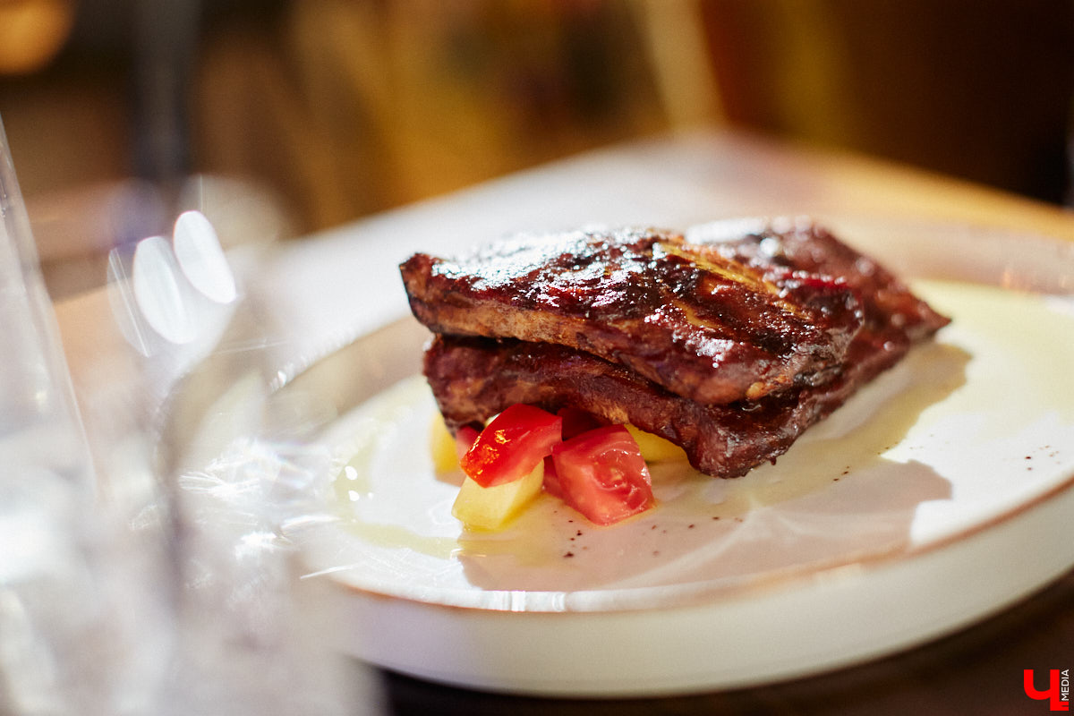 Бар и магазин «Хьюстон» – это место, где проблемы уходят на второй план. Только ли из-за обширной барной карты? Для оценки заведения с гастрономической точки зрения «Ключ-Медиа» пришлось привлечь независимый блогерский десант. Званый обед посетили сразу четверо строгих критиков.