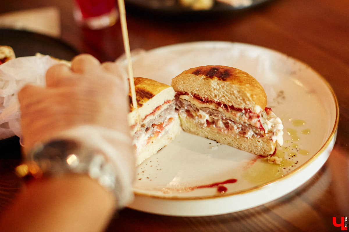 Бар и магазин «Хьюстон» – это место, где проблемы уходят на второй план. Только ли из-за обширной барной карты? Для оценки заведения с гастрономической точки зрения «Ключ-Медиа» пришлось привлечь независимый блогерский десант. Званый обед посетили сразу четверо строгих критиков.