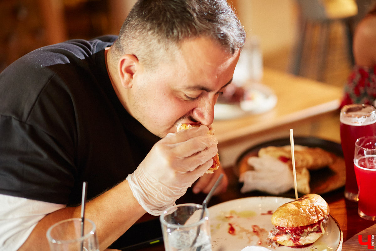 Бар и магазин «Хьюстон» – это место, где проблемы уходят на второй план. Только ли из-за обширной барной карты? Для оценки заведения с гастрономической точки зрения «Ключ-Медиа» пришлось привлечь независимый блогерский десант. Званый обед посетили сразу четверо строгих критиков.