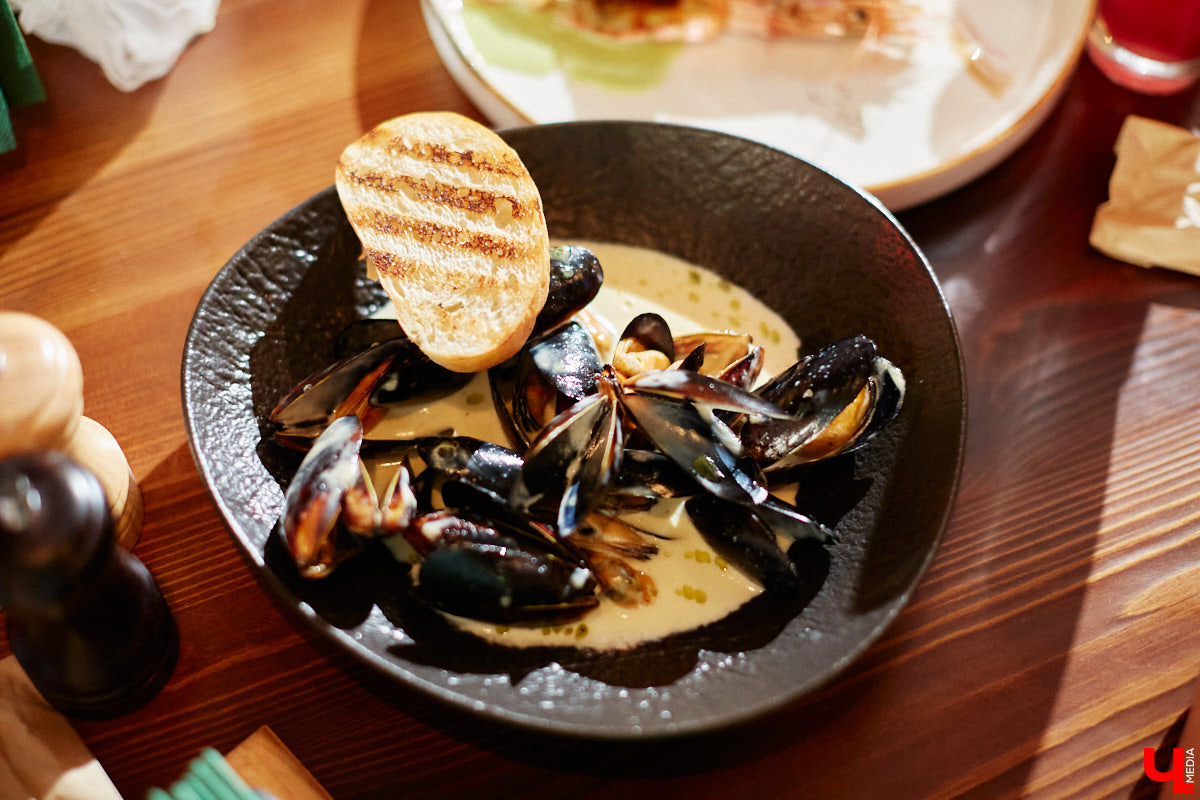 Бар и магазин «Хьюстон» – это место, где проблемы уходят на второй план. Только ли из-за обширной барной карты? Для оценки заведения с гастрономической точки зрения «Ключ-Медиа» пришлось привлечь независимый блогерский десант. Званый обед посетили сразу четверо строгих критиков.