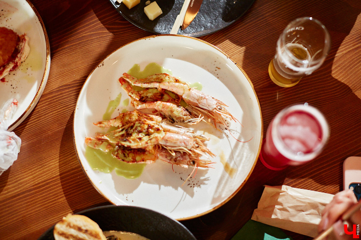 Бар и магазин «Хьюстон» – это место, где проблемы уходят на второй план. Только ли из-за обширной барной карты? Для оценки заведения с гастрономической точки зрения «Ключ-Медиа» пришлось привлечь независимый блогерский десант. Званый обед посетили сразу четверо строгих критиков.