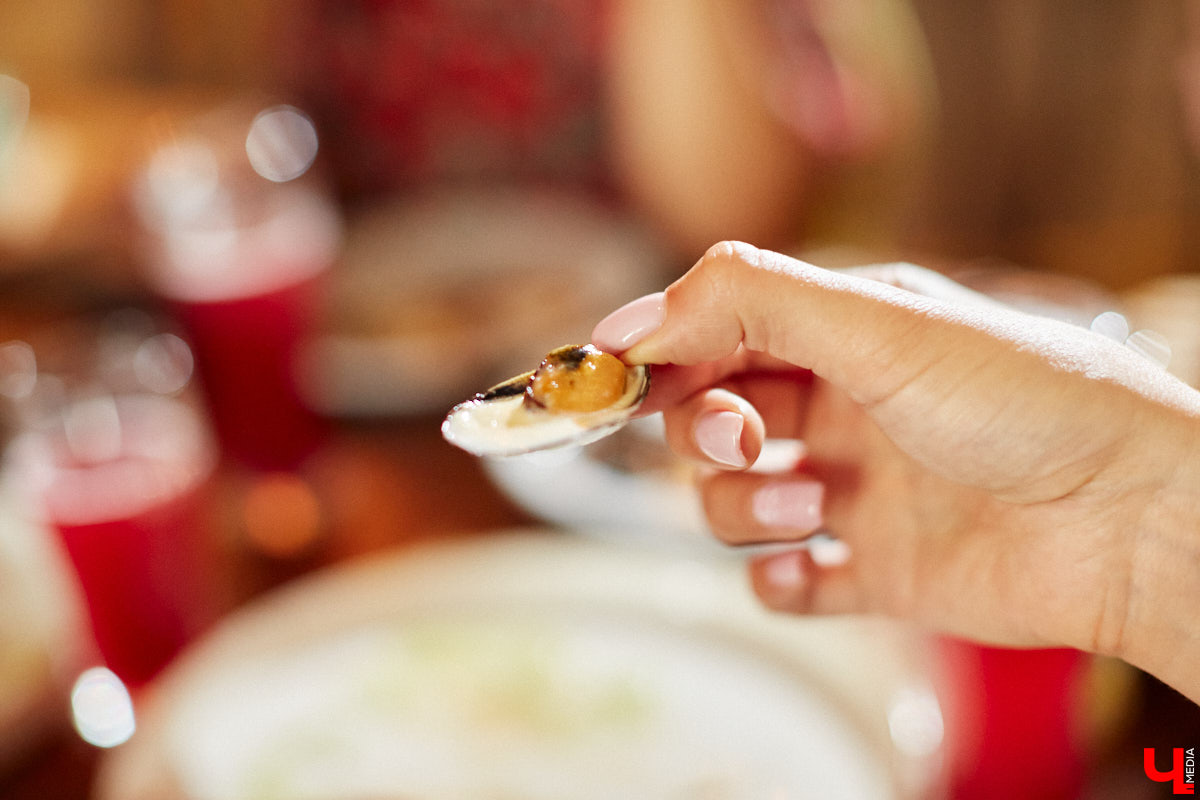 Бар и магазин «Хьюстон» – это место, где проблемы уходят на второй план. Только ли из-за обширной барной карты? Для оценки заведения с гастрономической точки зрения «Ключ-Медиа» пришлось привлечь независимый блогерский десант. Званый обед посетили сразу четверо строгих критиков.