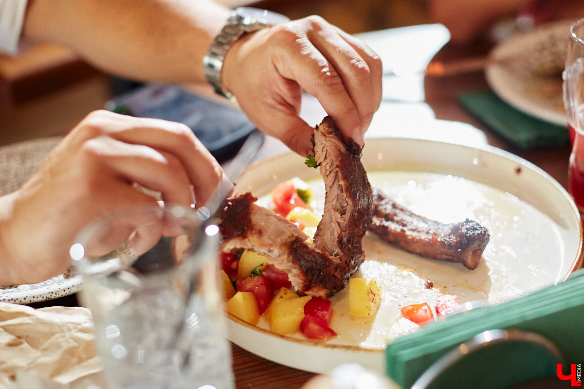 Бар и магазин «Хьюстон» – это место, где проблемы уходят на второй план. Только ли из-за обширной барной карты? Для оценки заведения с гастрономической точки зрения «Ключ-Медиа» пришлось привлечь независимый блогерский десант. Званый обед посетили сразу четверо строгих критиков.