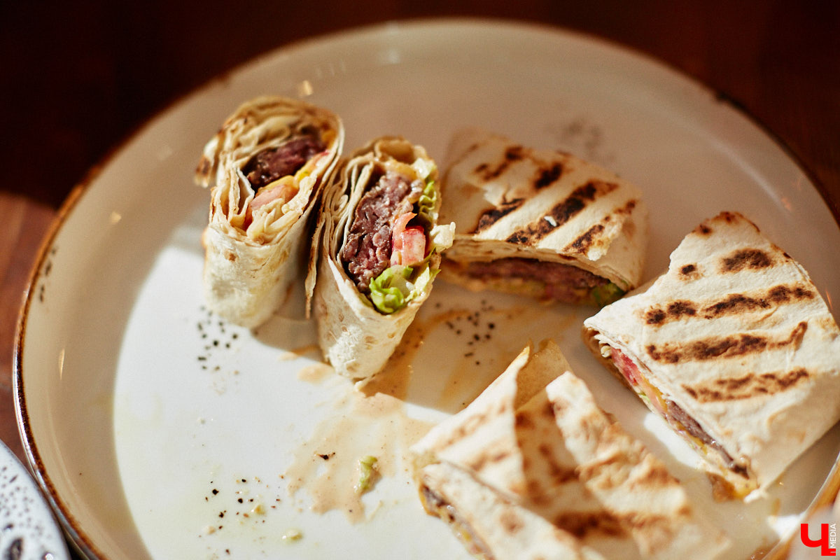 Бар и магазин «Хьюстон» – это место, где проблемы уходят на второй план. Только ли из-за обширной барной карты? Для оценки заведения с гастрономической точки зрения «Ключ-Медиа» пришлось привлечь независимый блогерский десант. Званый обед посетили сразу четверо строгих критиков.