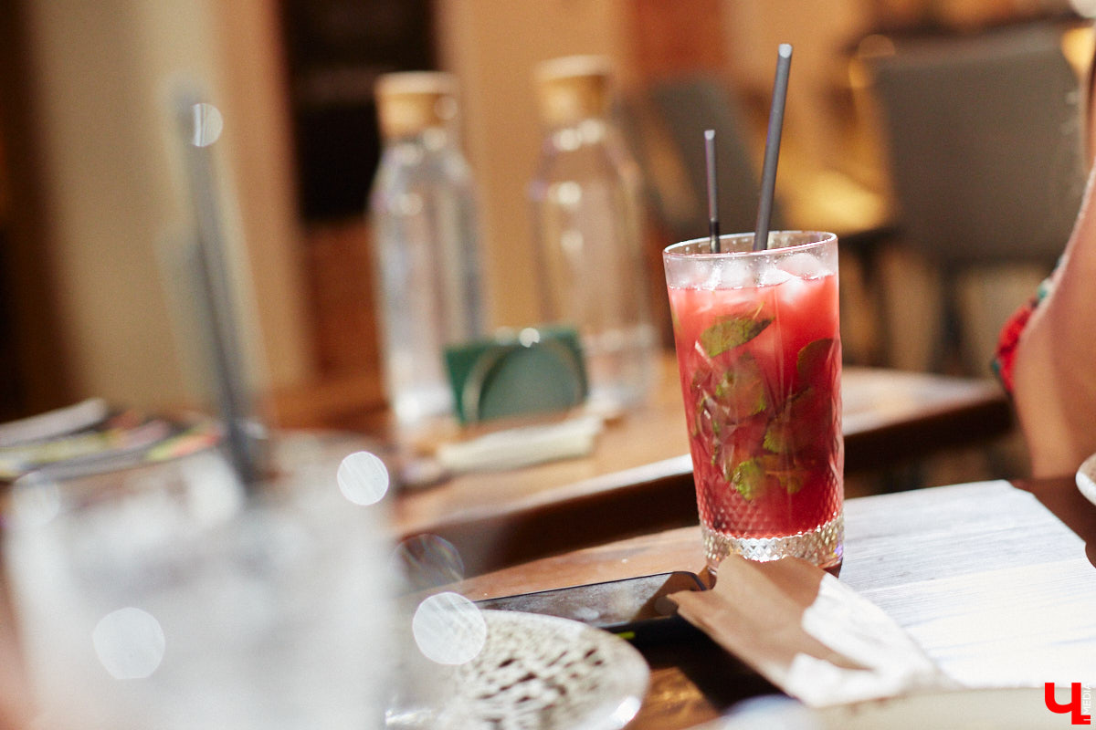 Бар и магазин «Хьюстон» – это место, где проблемы уходят на второй план. Только ли из-за обширной барной карты? Для оценки заведения с гастрономической точки зрения «Ключ-Медиа» пришлось привлечь независимый блогерский десант. Званый обед посетили сразу четверо строгих критиков.