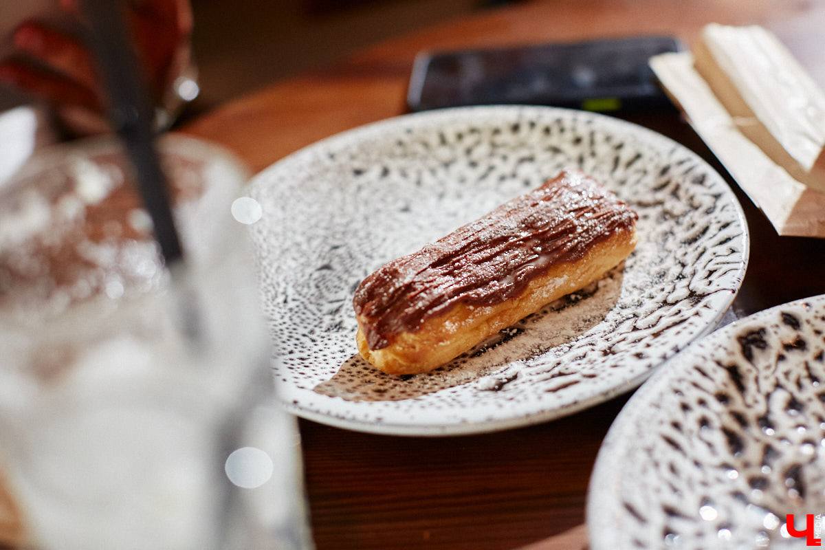 Бар и магазин «Хьюстон» – это место, где проблемы уходят на второй план. Только ли из-за обширной барной карты? Для оценки заведения с гастрономической точки зрения «Ключ-Медиа» пришлось привлечь независимый блогерский десант. Званый обед посетили сразу четверо строгих критиков.