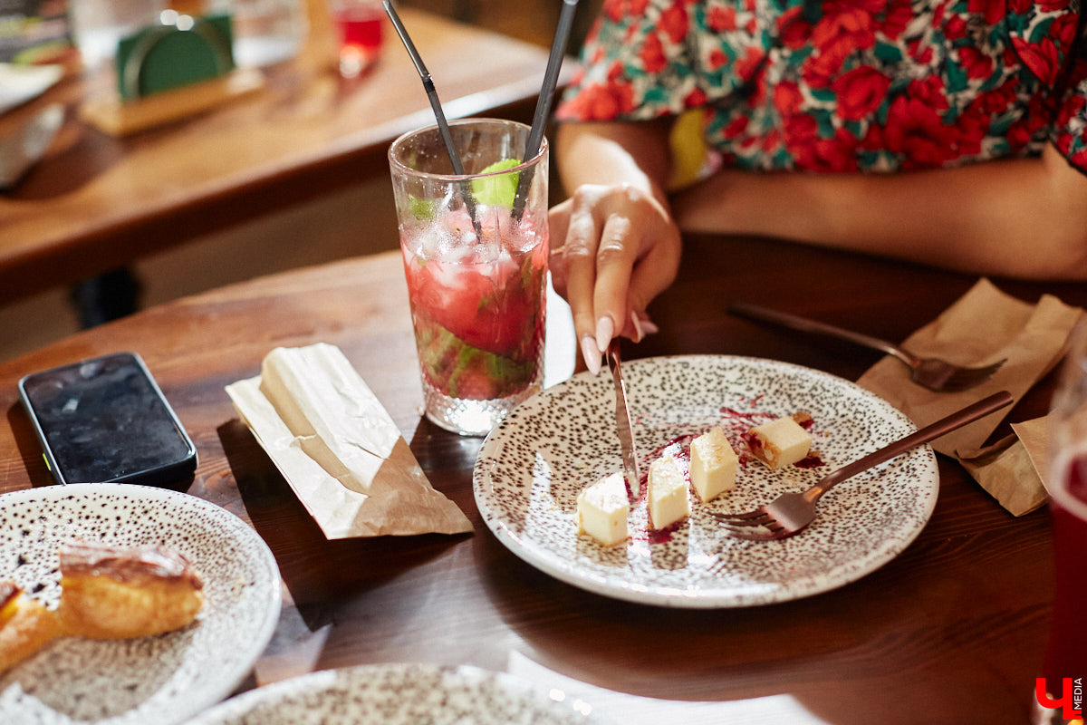 Бар и магазин «Хьюстон» – это место, где проблемы уходят на второй план. Только ли из-за обширной барной карты? Для оценки заведения с гастрономической точки зрения «Ключ-Медиа» пришлось привлечь независимый блогерский десант. Званый обед посетили сразу четверо строгих критиков.