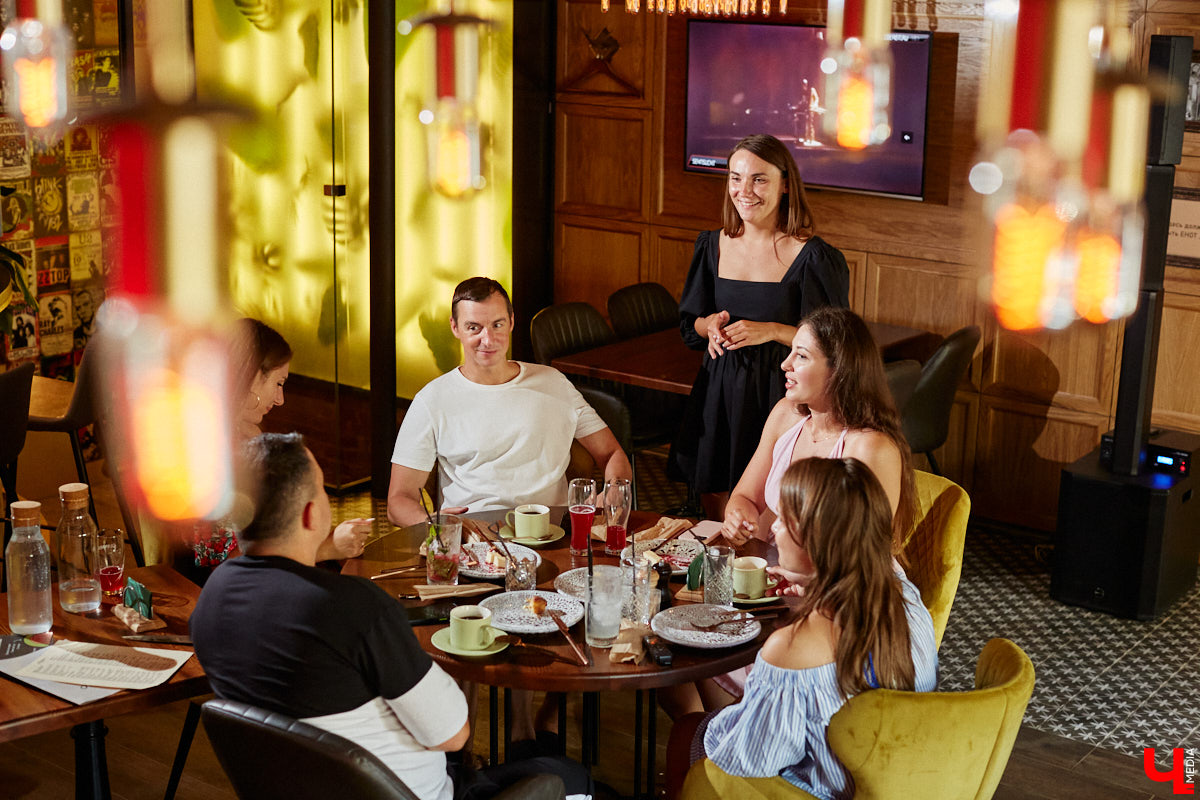 Бар и магазин «Хьюстон» – это место, где проблемы уходят на второй план. Только ли из-за обширной барной карты? Для оценки заведения с гастрономической точки зрения «Ключ-Медиа» пришлось привлечь независимый блогерский десант. Званый обед посетили сразу четверо строгих критиков.