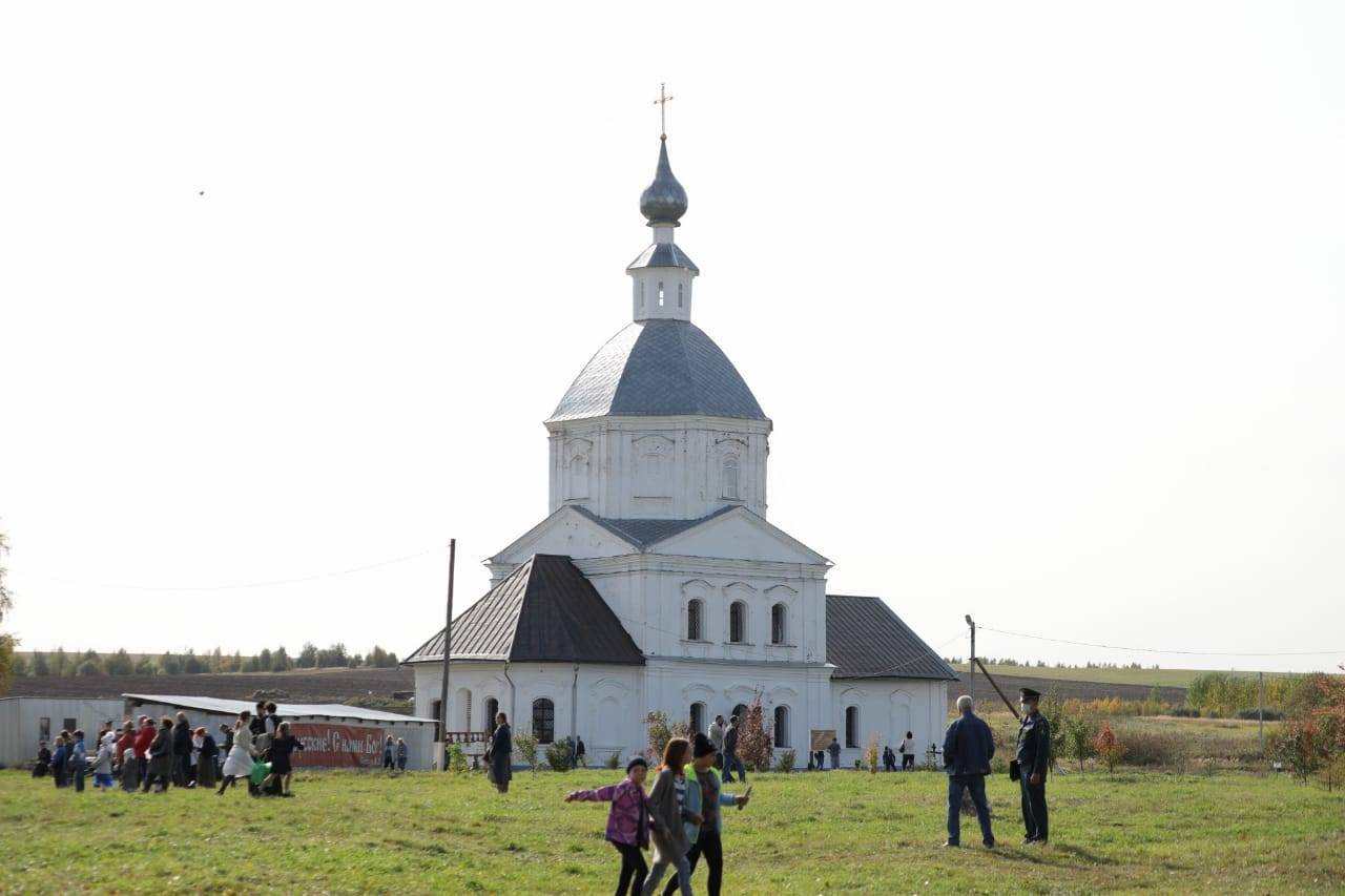 В июле администрация Собинского района презентовала маршрут «По Суворовским местам», который охватывает села Ундол, Черкутино, Алепино, Кистыш и сельцо Орехово. Это пункты назначения не только славятся своими прекрасными видами. Это сама история, связанная с выдающимися людьми Владимирщины.