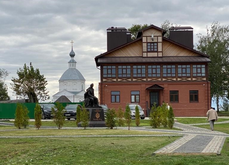 В июле администрация Собинского района презентовала маршрут «По Суворовским местам», который охватывает села Ундол, Черкутино, Алепино, Кистыш и сельцо Орехово. Это пункты назначения не только славятся своими прекрасными видами. Это сама история, связанная с выдающимися людьми Владимирщины.