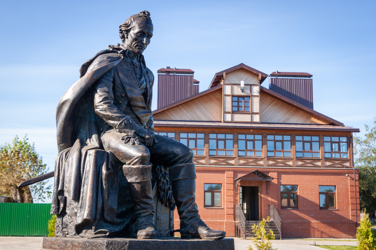 В июле администрация Собинского района презентовала маршрут «По Суворовским местам», который охватывает села Ундол, Черкутино, Алепино, Кистыш и сельцо Орехово. Это пункты назначения не только славятся своими прекрасными видами. Это сама история, связанная с выдающимися людьми Владимирщины.