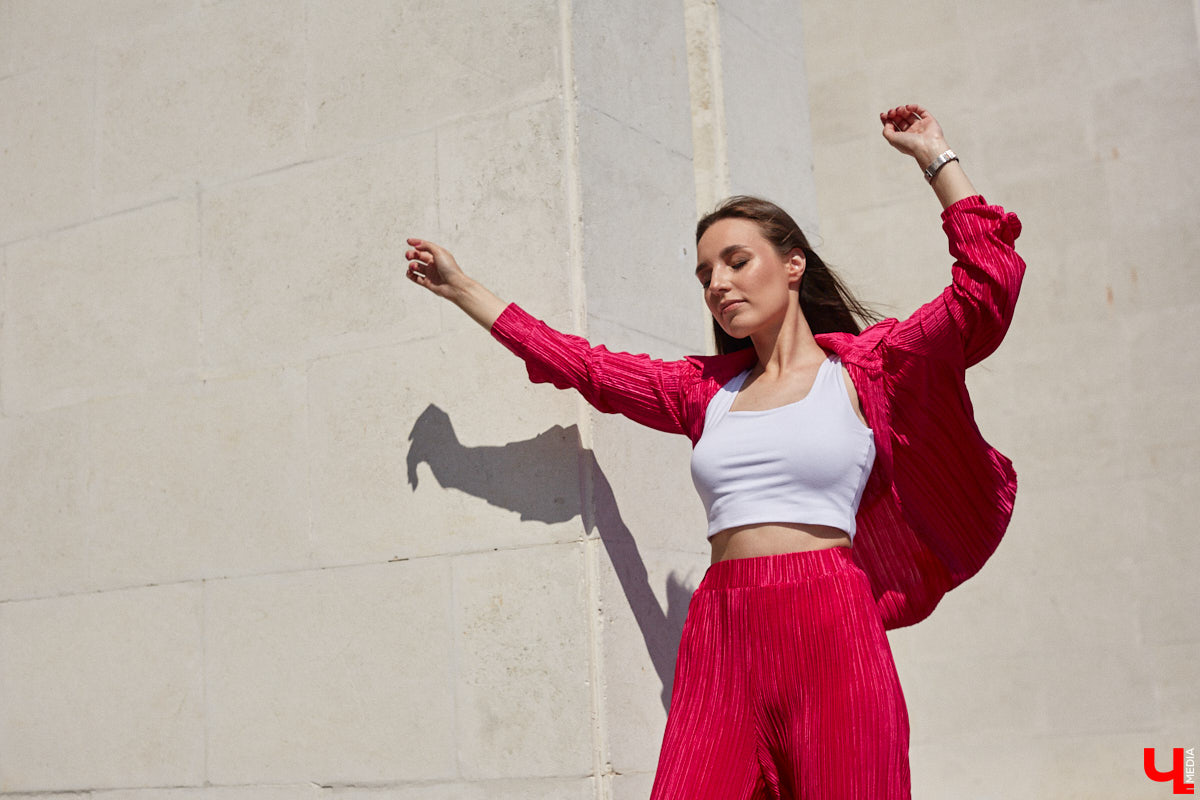 Помощник генерального директора крупной компании Полина Абрамова уверена: выглядеть модно можно и в офисе. При этом не обязательно выбирать скучные образы, нужно просто научиться правильно сочетать вещи.