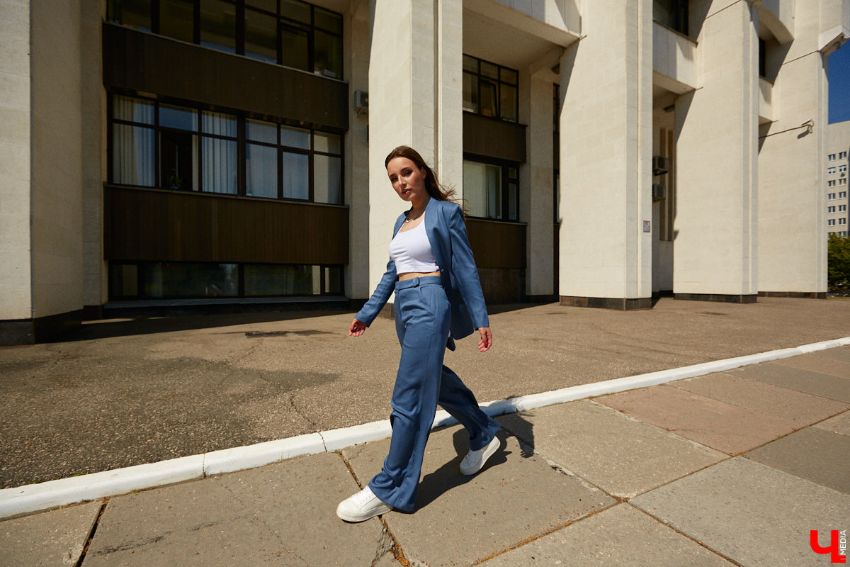 Помощник генерального директора крупной компании Полина Абрамова уверена: выглядеть модно можно и в офисе. При этом не обязательно выбирать скучные образы, нужно просто научиться правильно сочетать вещи.