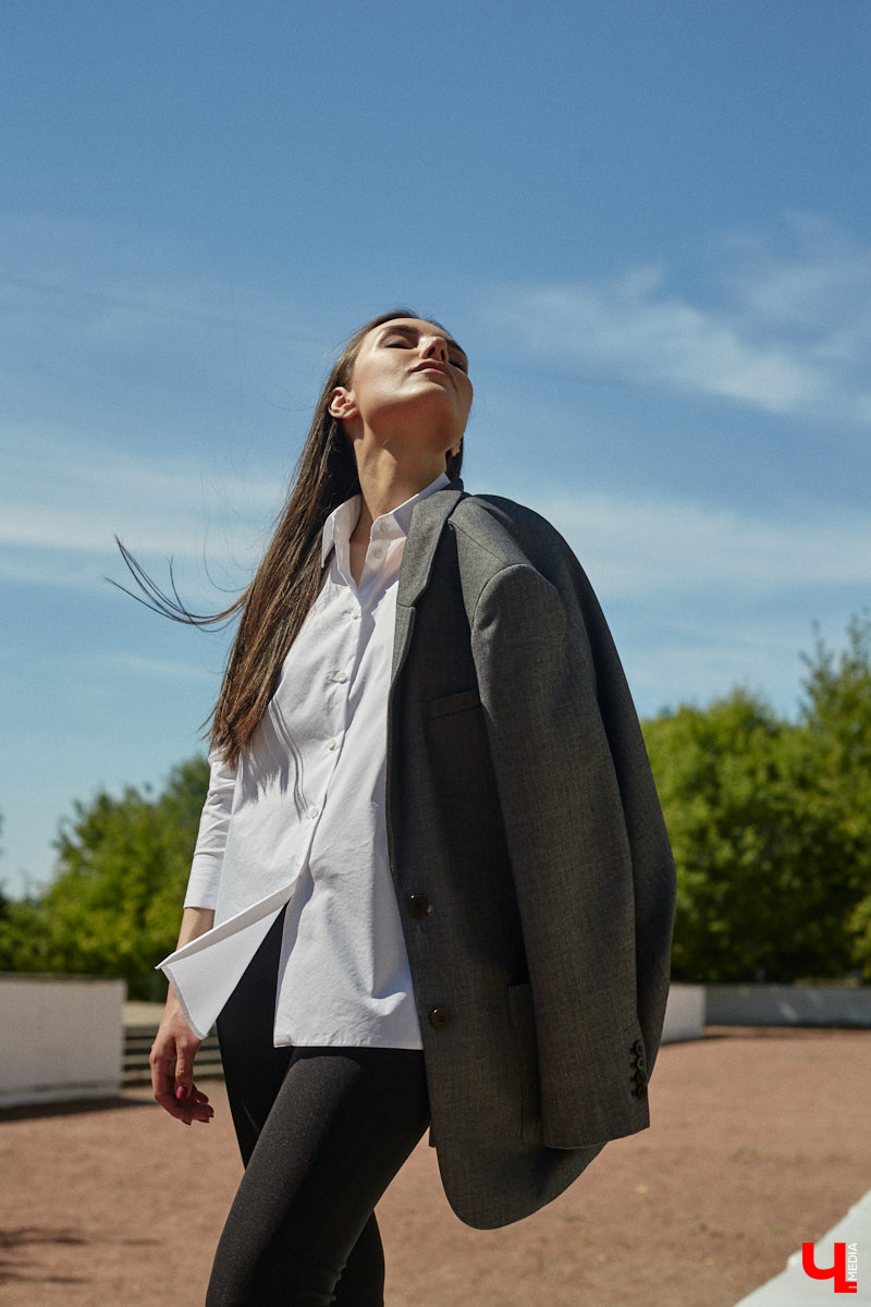 Помощник генерального директора крупной компании Полина Абрамова уверена: выглядеть модно можно и в офисе. При этом не обязательно выбирать скучные образы, нужно просто научиться правильно сочетать вещи.