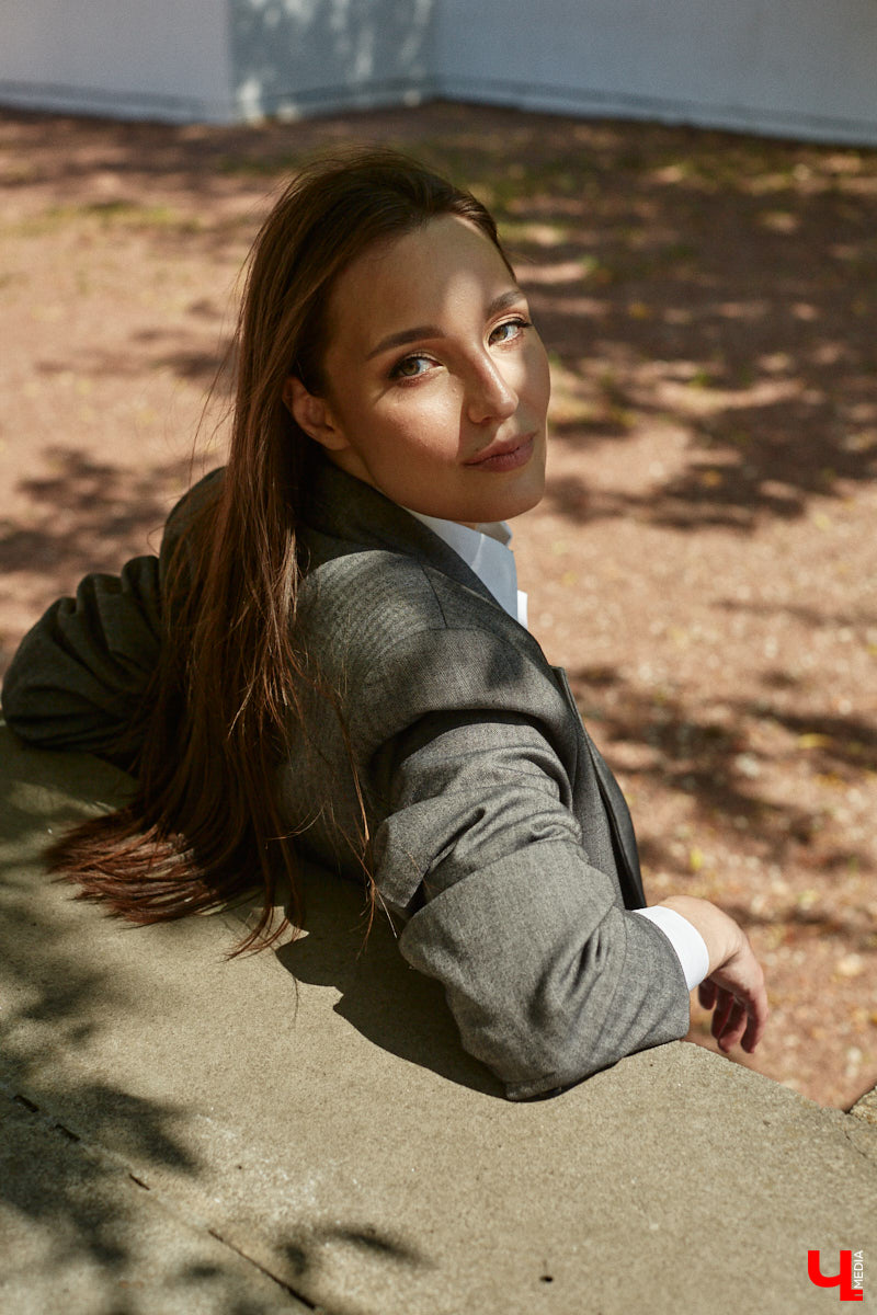 Помощник генерального директора крупной компании Полина Абрамова уверена: выглядеть модно можно и в офисе. При этом не обязательно выбирать скучные образы, нужно просто научиться правильно сочетать вещи.