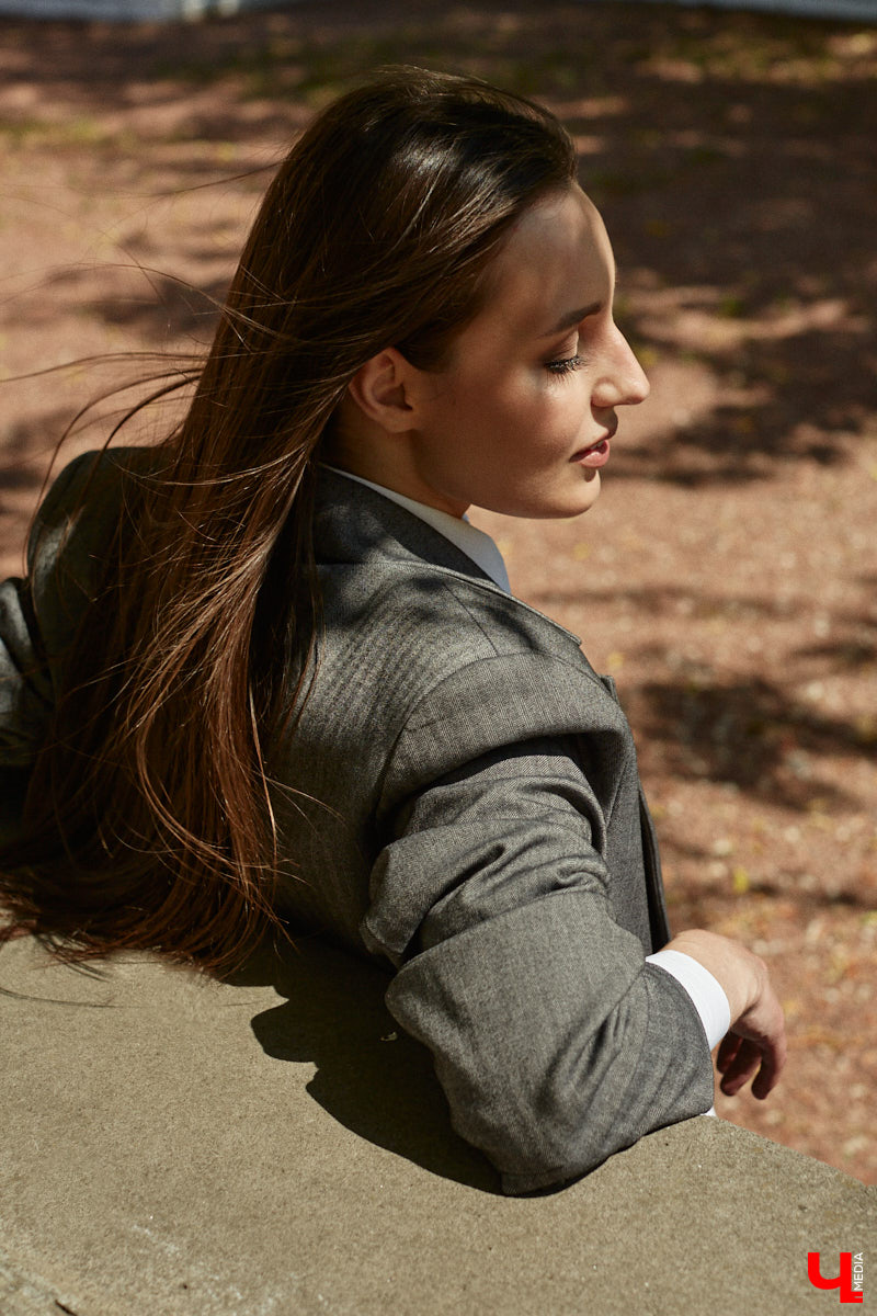 Помощник генерального директора крупной компании Полина Абрамова уверена: выглядеть модно можно и в офисе. При этом не обязательно выбирать скучные образы, нужно просто научиться правильно сочетать вещи.