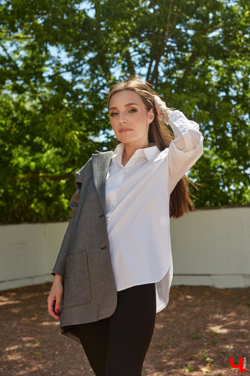 Помощник генерального директора крупной компании Полина Абрамова уверена: выглядеть модно можно и в офисе. При этом не обязательно выбирать скучные образы, нужно просто научиться правильно сочетать вещи.