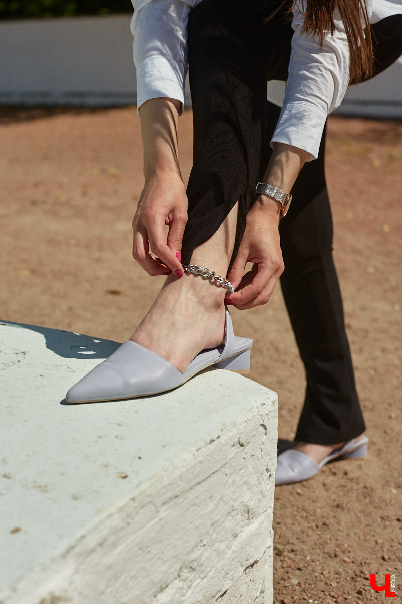 Помощник генерального директора крупной компании Полина Абрамова уверена: выглядеть модно можно и в офисе. При этом не обязательно выбирать скучные образы, нужно просто научиться правильно сочетать вещи.