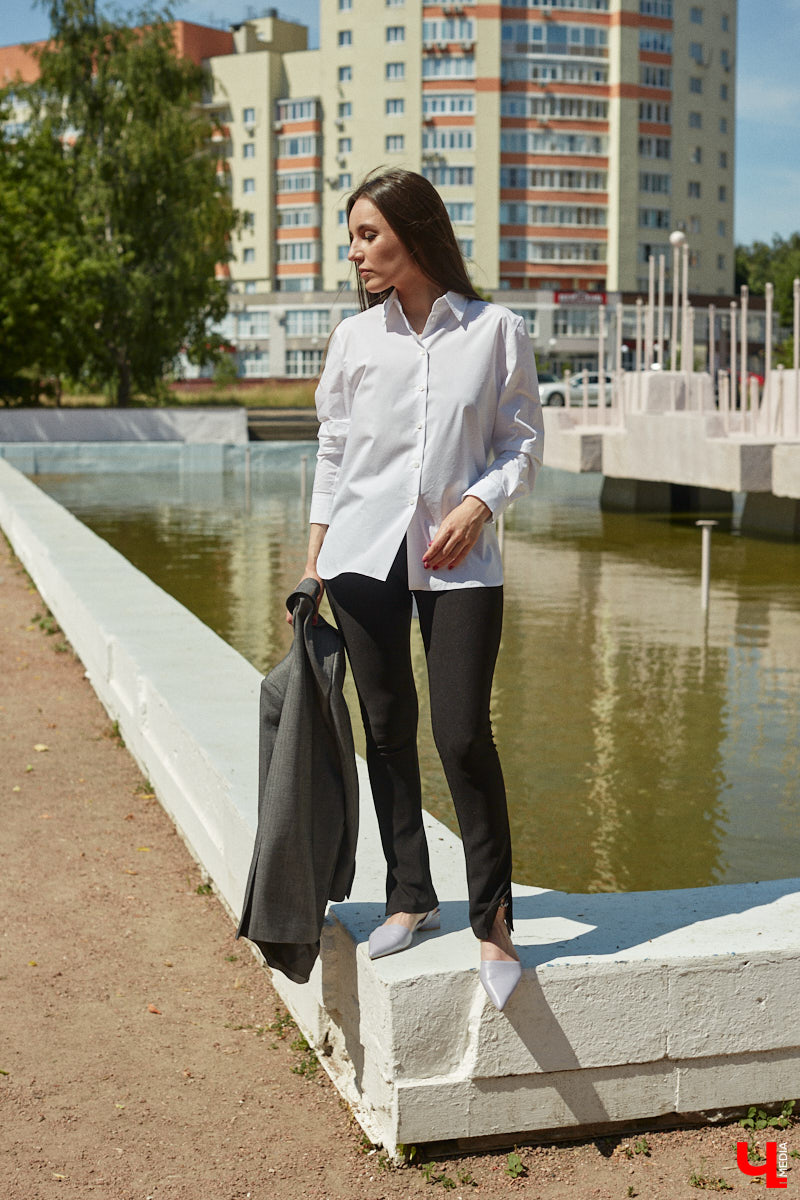 Помощник генерального директора крупной компании Полина Абрамова уверена: выглядеть модно можно и в офисе. При этом не обязательно выбирать скучные образы, нужно просто научиться правильно сочетать вещи.