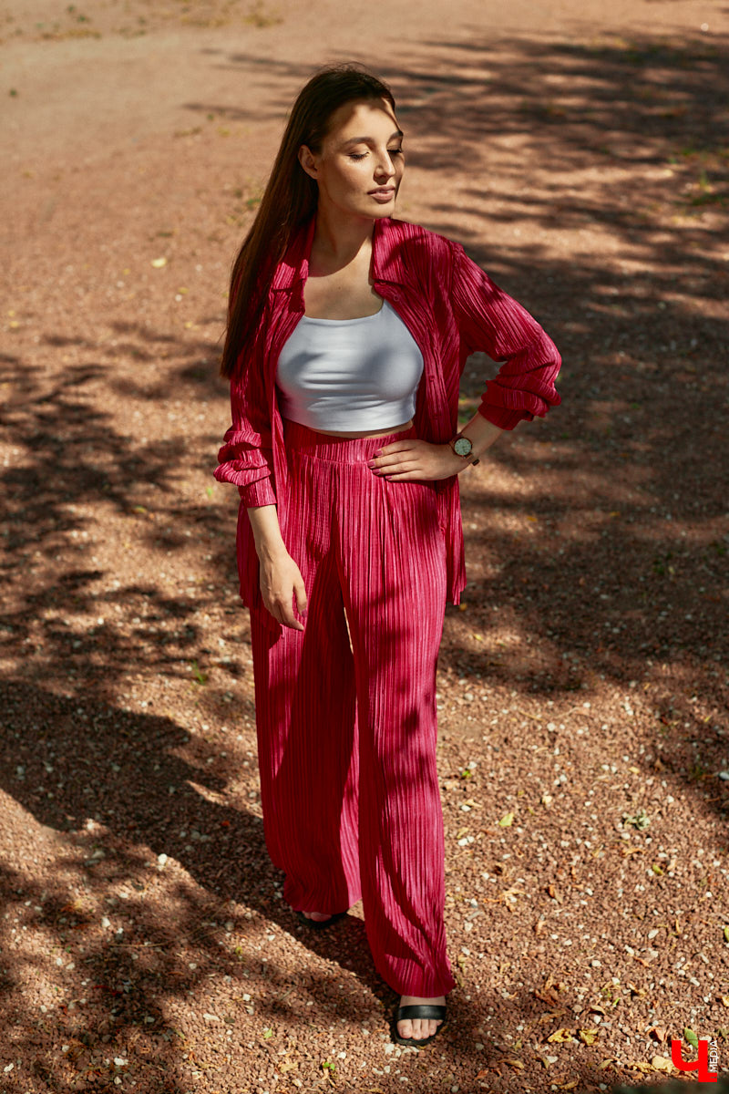 Помощник генерального директора крупной компании Полина Абрамова уверена: выглядеть модно можно и в офисе. При этом не обязательно выбирать скучные образы, нужно просто научиться правильно сочетать вещи.