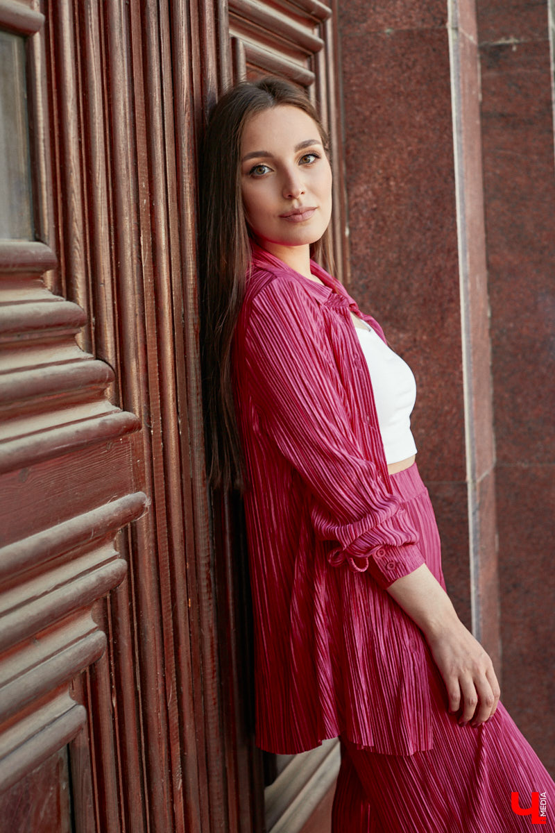 Помощник генерального директора крупной компании Полина Абрамова уверена: выглядеть модно можно и в офисе. При этом не обязательно выбирать скучные образы, нужно просто научиться правильно сочетать вещи.