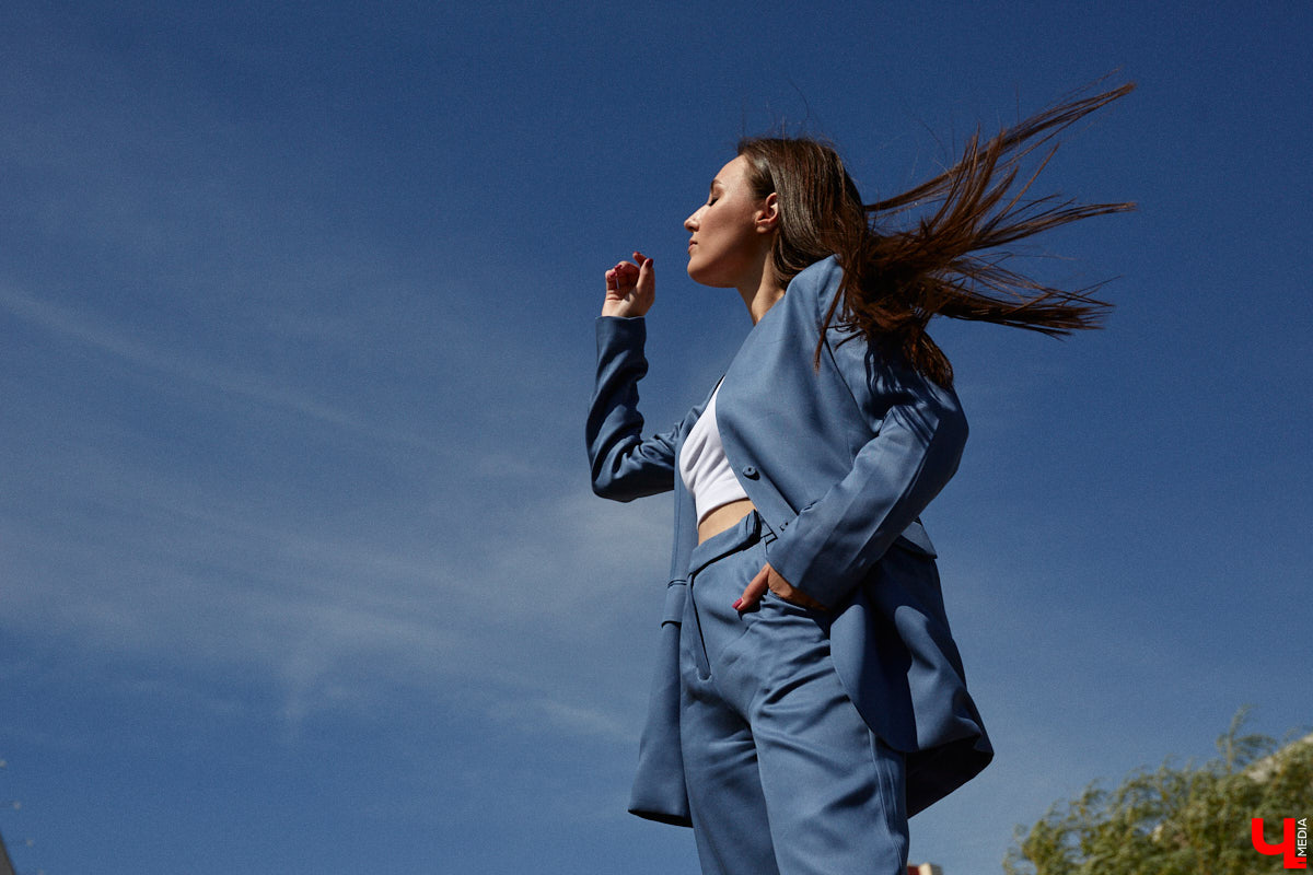 Помощник генерального директора крупной компании Полина Абрамова уверена: выглядеть модно можно и в офисе. При этом не обязательно выбирать скучные образы, нужно просто научиться правильно сочетать вещи.