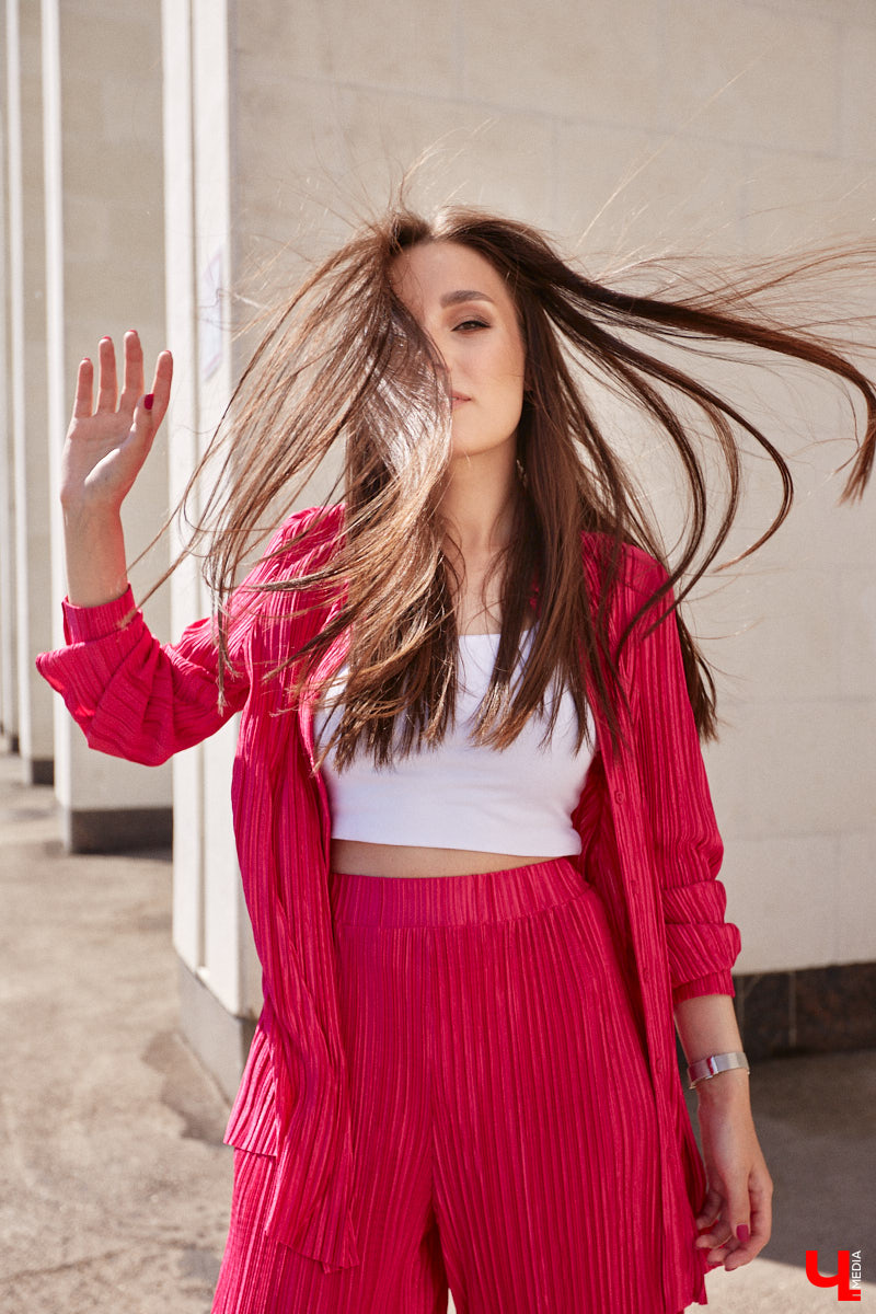 Помощник генерального директора крупной компании Полина Абрамова уверена: выглядеть модно можно и в офисе. При этом не обязательно выбирать скучные образы, нужно просто научиться правильно сочетать вещи.