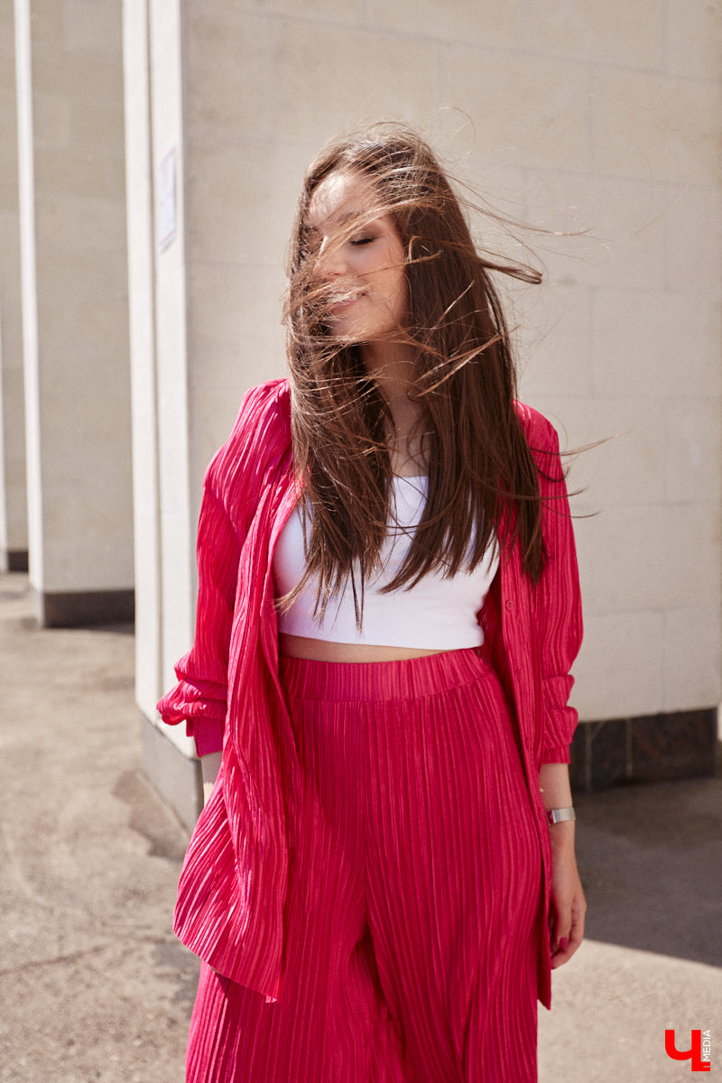 Помощник генерального директора крупной компании Полина Абрамова уверена: выглядеть модно можно и в офисе. При этом не обязательно выбирать скучные образы, нужно просто научиться правильно сочетать вещи.