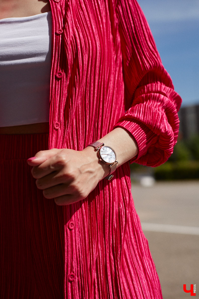 Помощник генерального директора крупной компании Полина Абрамова уверена: выглядеть модно можно и в офисе. При этом не обязательно выбирать скучные образы, нужно просто научиться правильно сочетать вещи.