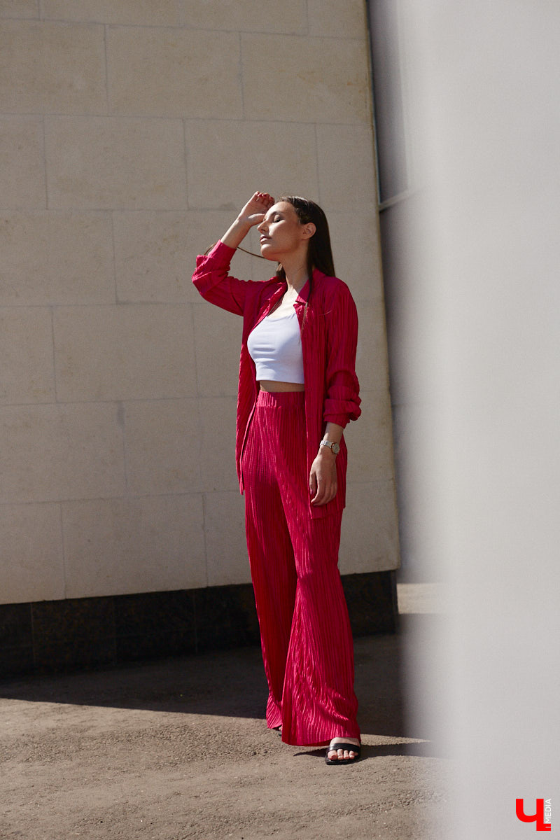 Помощник генерального директора крупной компании Полина Абрамова уверена: выглядеть модно можно и в офисе. При этом не обязательно выбирать скучные образы, нужно просто научиться правильно сочетать вещи.