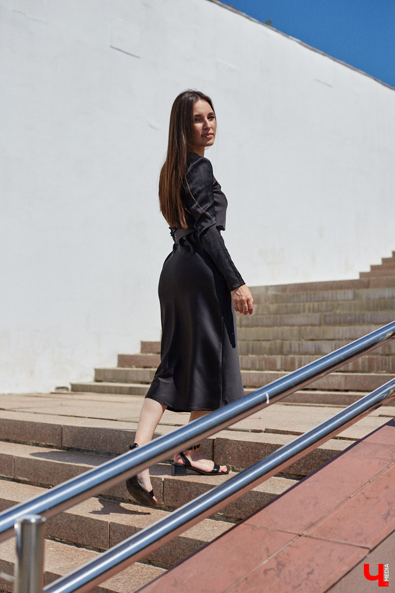 Помощник генерального директора крупной компании Полина Абрамова уверена: выглядеть модно можно и в офисе. При этом не обязательно выбирать скучные образы, нужно просто научиться правильно сочетать вещи.