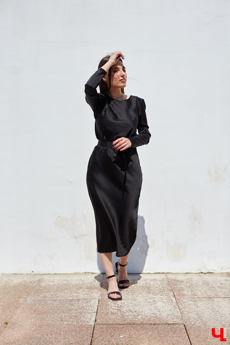 Помощник генерального директора крупной компании Полина Абрамова уверена: выглядеть модно можно и в офисе. При этом не обязательно выбирать скучные образы, нужно просто научиться правильно сочетать вещи.