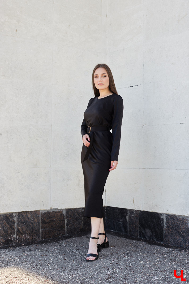 Помощник генерального директора крупной компании Полина Абрамова уверена: выглядеть модно можно и в офисе. При этом не обязательно выбирать скучные образы, нужно просто научиться правильно сочетать вещи.