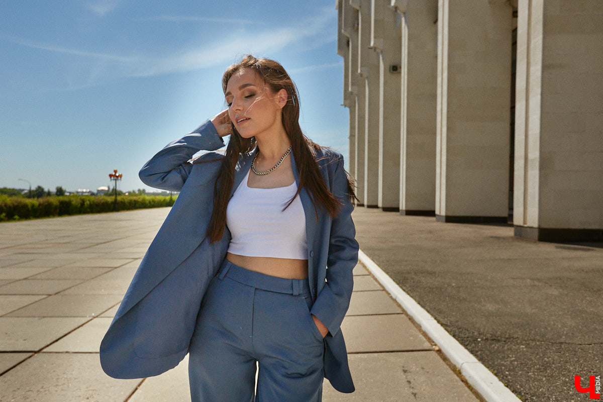 Помощник генерального директора крупной компании Полина Абрамова уверена: выглядеть модно можно и в офисе. При этом не обязательно выбирать скучные образы, нужно просто научиться правильно сочетать вещи.