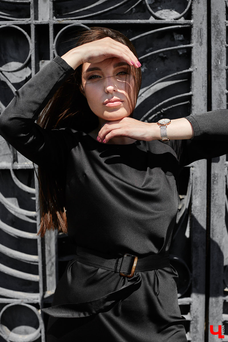 Помощник генерального директора крупной компании Полина Абрамова уверена: выглядеть модно можно и в офисе. При этом не обязательно выбирать скучные образы, нужно просто научиться правильно сочетать вещи.