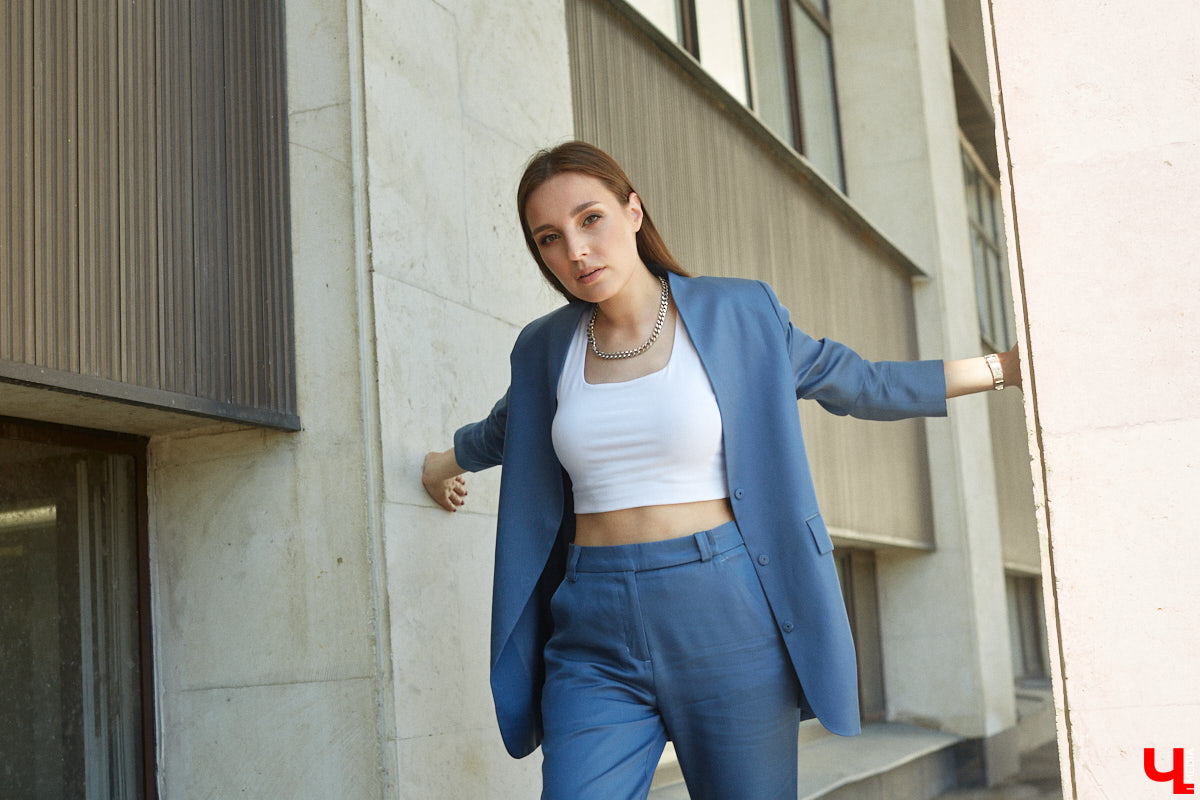 Помощник генерального директора крупной компании Полина Абрамова уверена: выглядеть модно можно и в офисе. При этом не обязательно выбирать скучные образы, нужно просто научиться правильно сочетать вещи.