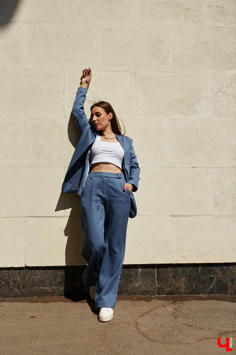 Помощник генерального директора крупной компании Полина Абрамова уверена: выглядеть модно можно и в офисе. При этом не обязательно выбирать скучные образы, нужно просто научиться правильно сочетать вещи.