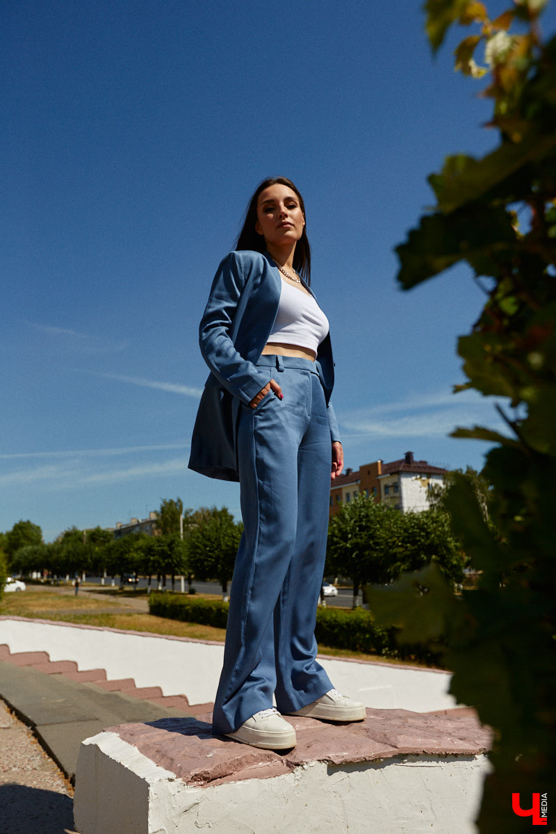 Помощник генерального директора крупной компании Полина Абрамова уверена: выглядеть модно можно и в офисе. При этом не обязательно выбирать скучные образы, нужно просто научиться правильно сочетать вещи.