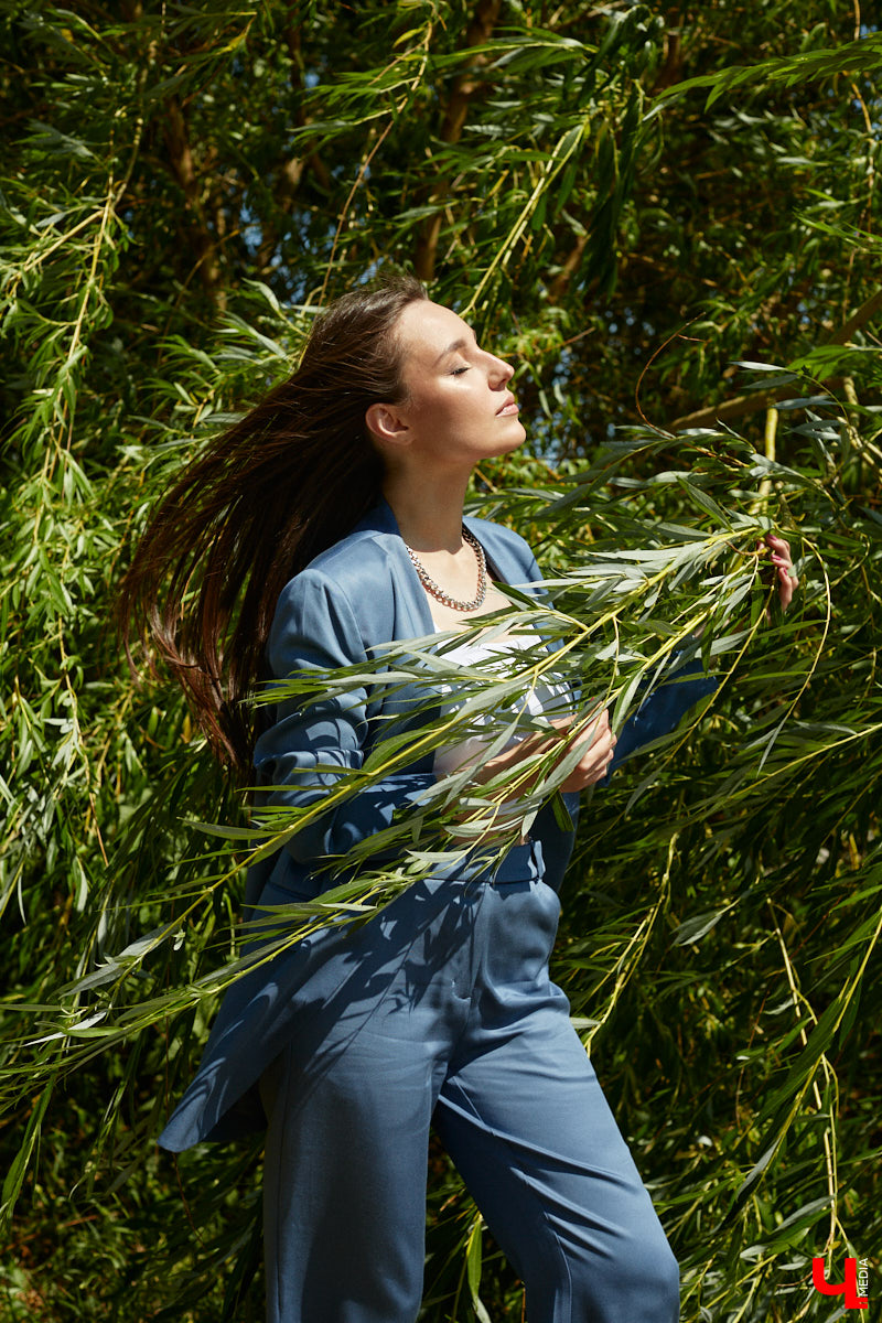 Помощник генерального директора крупной компании Полина Абрамова уверена: выглядеть модно можно и в офисе. При этом не обязательно выбирать скучные образы, нужно просто научиться правильно сочетать вещи.