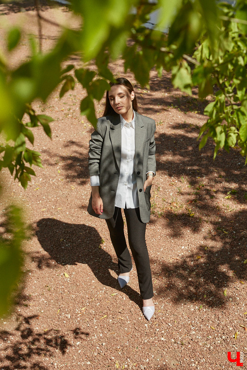 Помощник генерального директора крупной компании Полина Абрамова уверена: выглядеть модно можно и в офисе. При этом не обязательно выбирать скучные образы, нужно просто научиться правильно сочетать вещи.