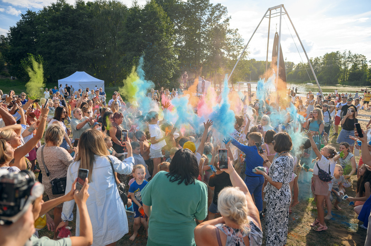 Сезон пляжных вечеринок в Загородном парке открывается. До конца лета жителей и гостей города ждут бесплатные субботние развлечения. Диджеи, активный отдых и множество других интересностей прилагаются. Подробнее о первом насыщенном уик-энде, собравшем более 3000 гостей, и грядущих ивентах — в материале «Ключ-Медиа».
